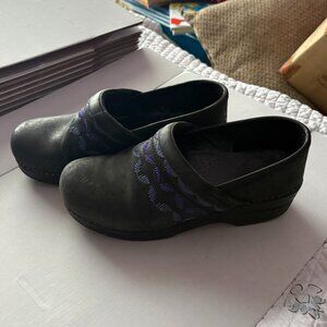 Dansko Black Nubuck Leather Clogs – Purple & Blue Embroidered – Women’s Size 38